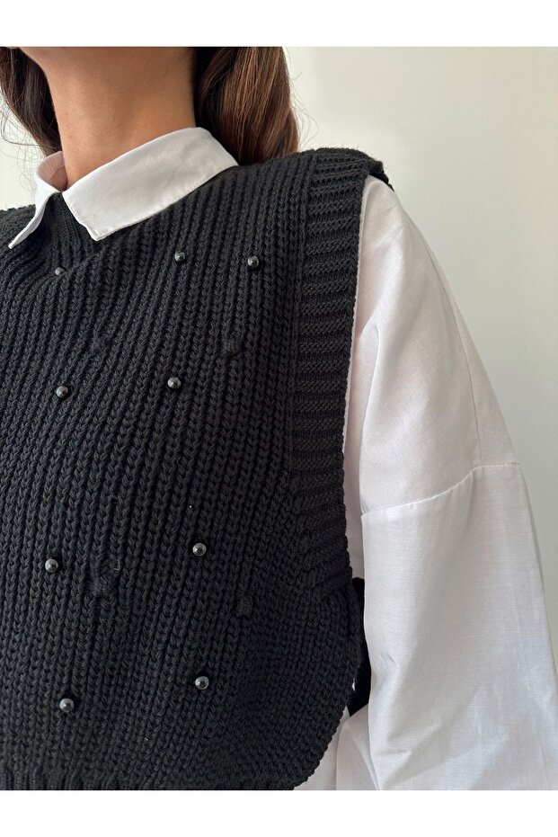 Schwarzer Damen-Strickpullover mit Perlendetails und seitlichem Bindeband - 3