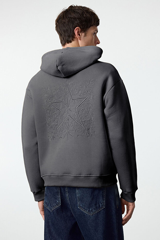 Antrasit Oversize/Geniş Kesim Sırtı Nakış Detaylı Kapüşonlu Sweatshirt TMNAW25SW00142 - 3