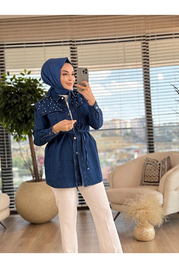 سترة من قماش الدنيم مصنوعة من اللؤلؤ