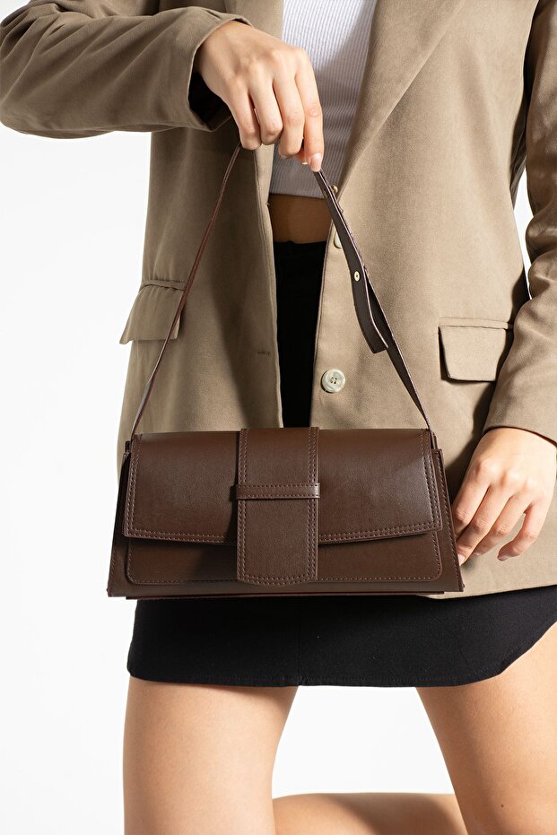 Classical style baguette crossbody bag with stylish design