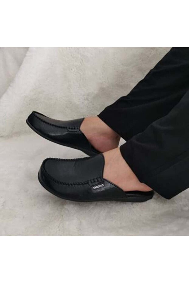 شبشب رجالي أسود من الجلد الناعم مغلق من الأمام