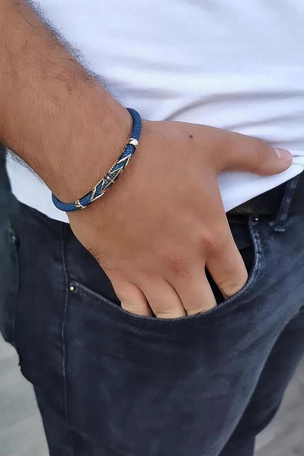 14 AYAR MAVİ VATOZ DERİSİ ÜZERİNE ALTIN TASARIM ERKEK BİLEKLİK - 1