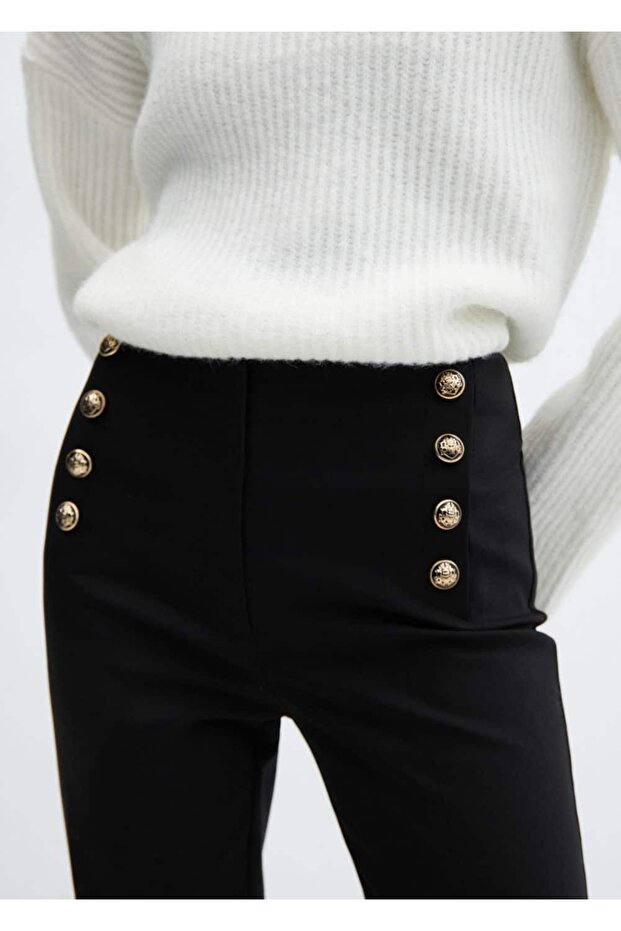 Kurze Hose mit Knöpfen - 7