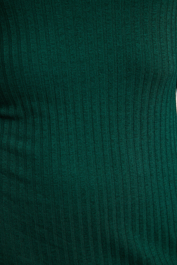 Smaragdově zelené elastické žebrované midi šaty – detail rozparku, vypasované Twoaw25el00568 - 4