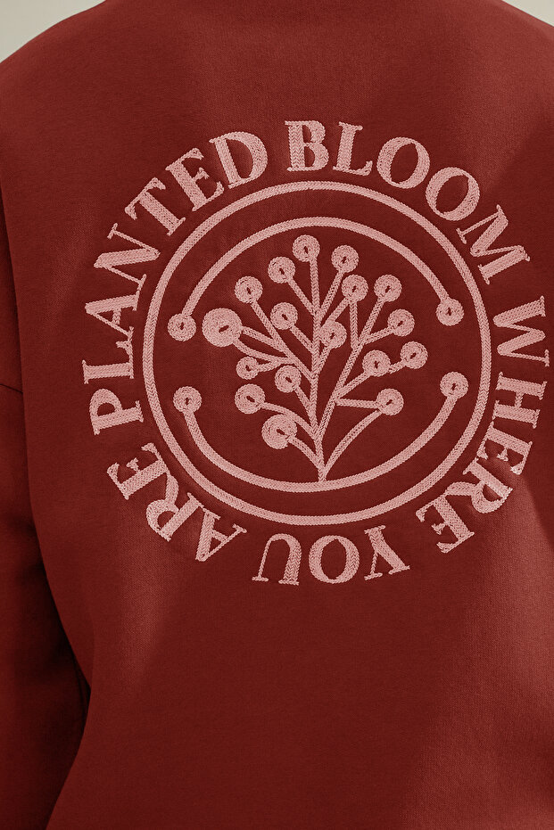 Kiremit Oversize/Geniş Kesim Çiçek Nakışlı İçi Polarlı Pamuklu Sweatshirt TMNAW24SW00012 - 5