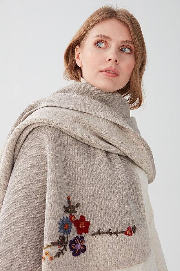 Women's Floral Embroidered Knitwear Shawl V.Beige