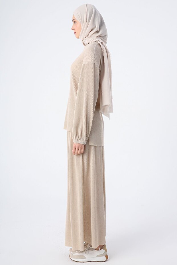 Detail halenky a sukně s kamenným plisovaným rozparkem - 3