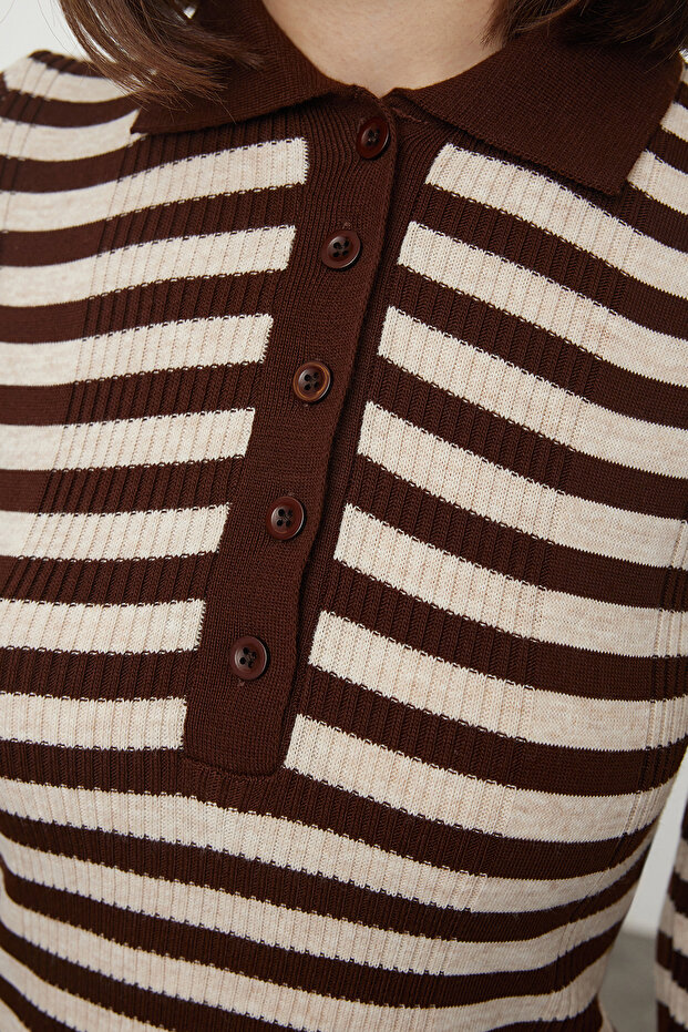 Kahverengi Polo Yaka Basic Çizgili Fitted/Vücudu Saran Triko Kazak TWOAW25KZ00349 - 4