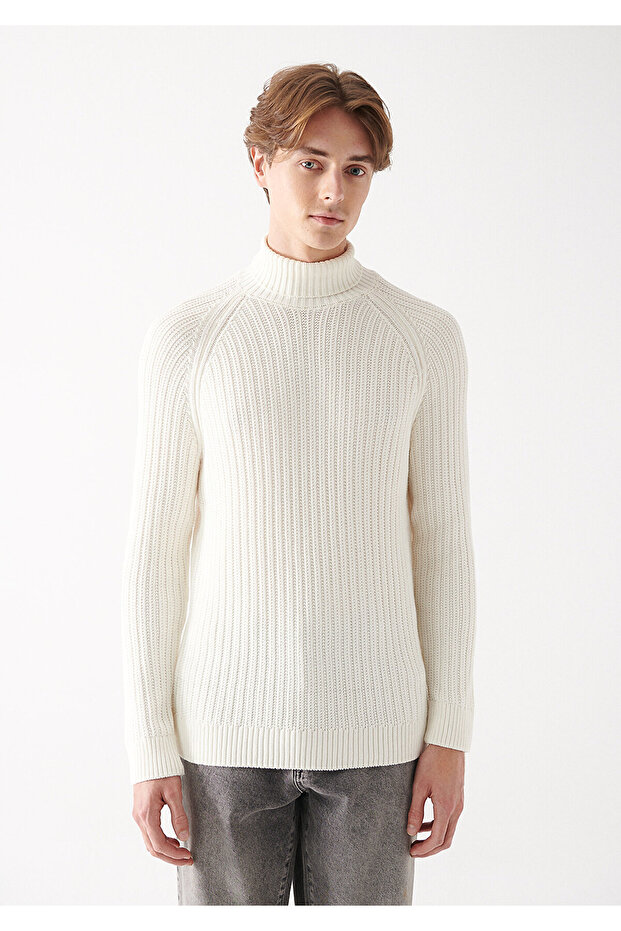 Weißer Rollkragenpullover, tailliert, 070664-34519 - 2