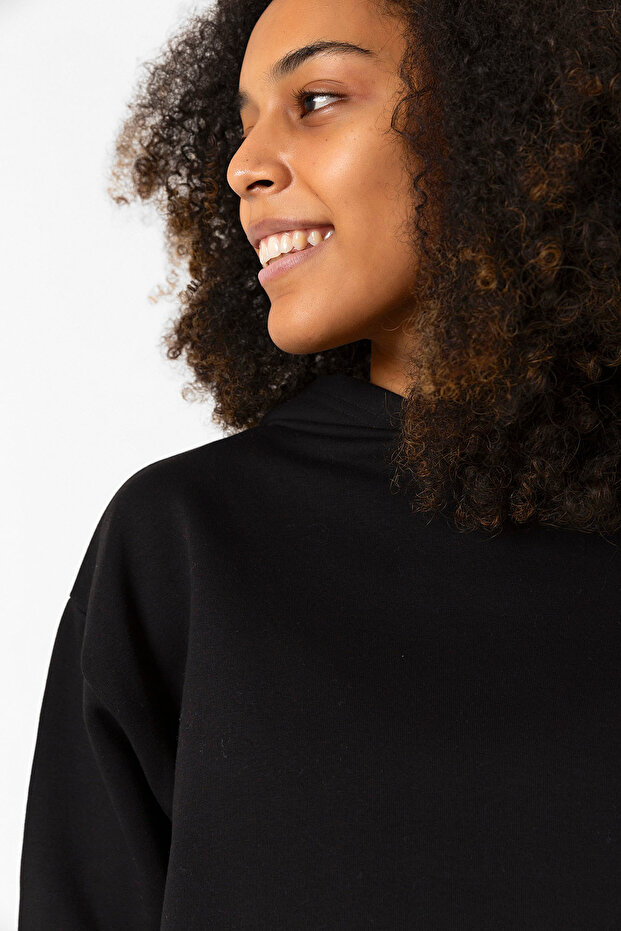 Basic Siyah Kapüşonlu Crop Sweatshirt - 2