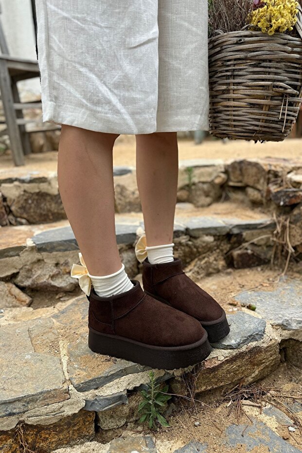 Keserűbarna velúr női csizma - vastag talp és szőrme részletekkel - 2