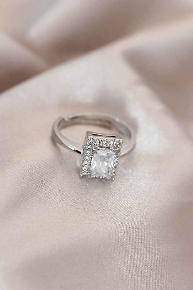 خاتم نموذج مستطيل من الزركون المعدني باللون الفضي والكريستال - 1