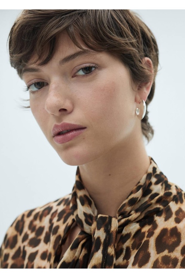 بلوزة منقوشة بنقشة الفهد مع تفاصيل ربطة عنق - 6