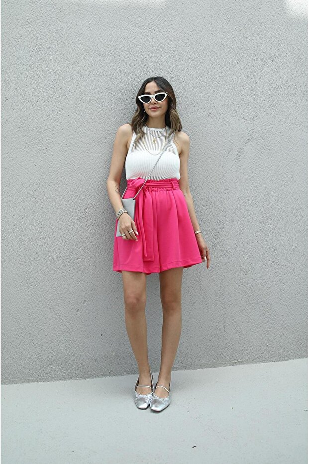 Fuchsiafarbene Shorts mit Gürtel - 1