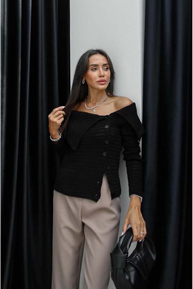 بلوزة سوداء بأزرار أمامية ورقبة قارب - 3