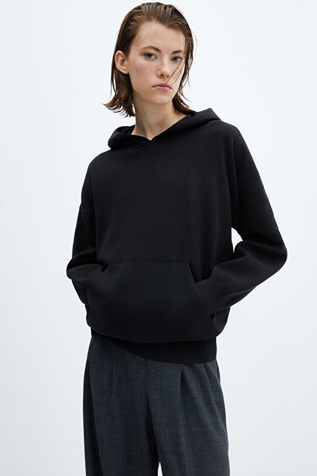 Hooded sweatshirt with front pocket - 2
