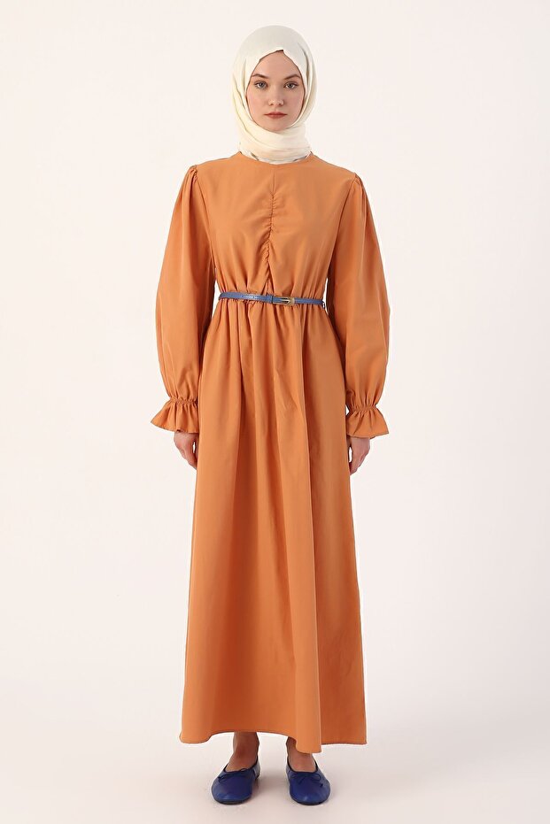 Oranžové šaty s páskem - 2
