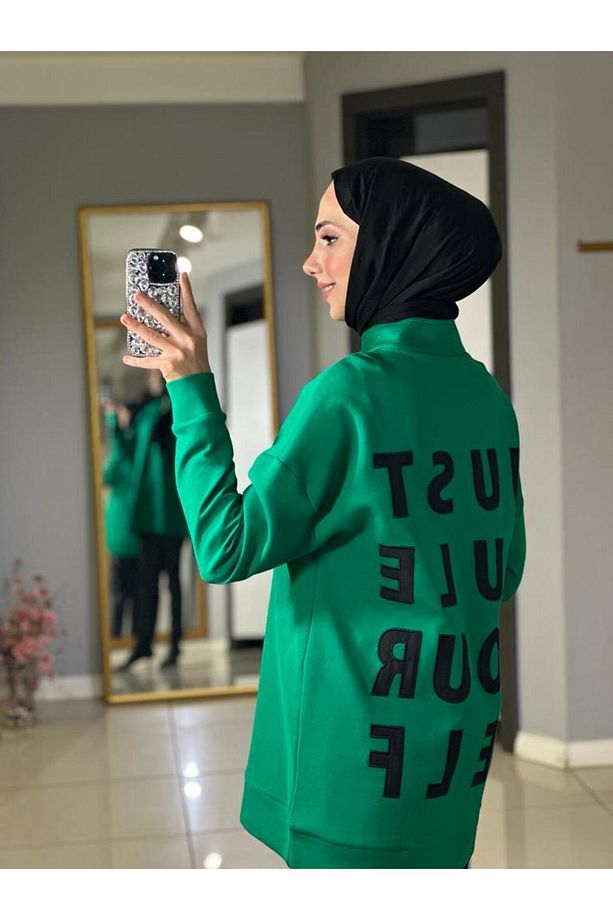 Sırtı Yazılı Dik Yaka Sweatshırt - 1