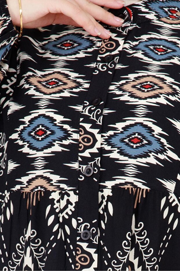 فستان أسود بنمط إيكات نصف زر - 4