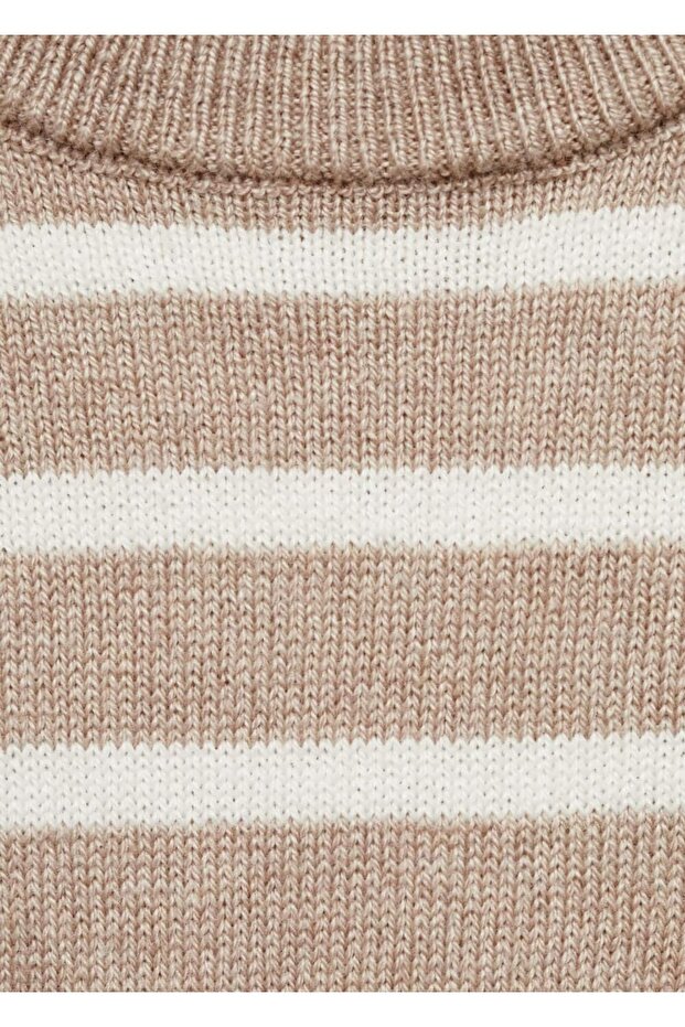 Gestreifter und gerüschter Pullover - 3