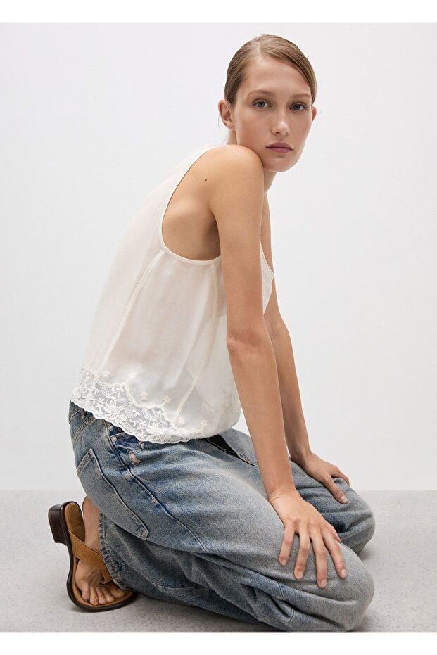 İşlemeli askılı bluz - 5