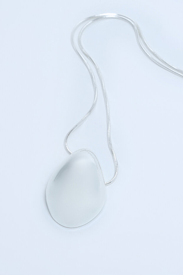 قلادة فضية اللون - 2