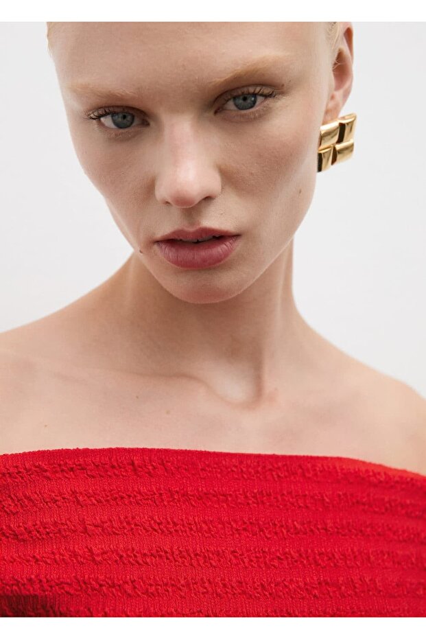 Uzun omuzu açık elbise - 8