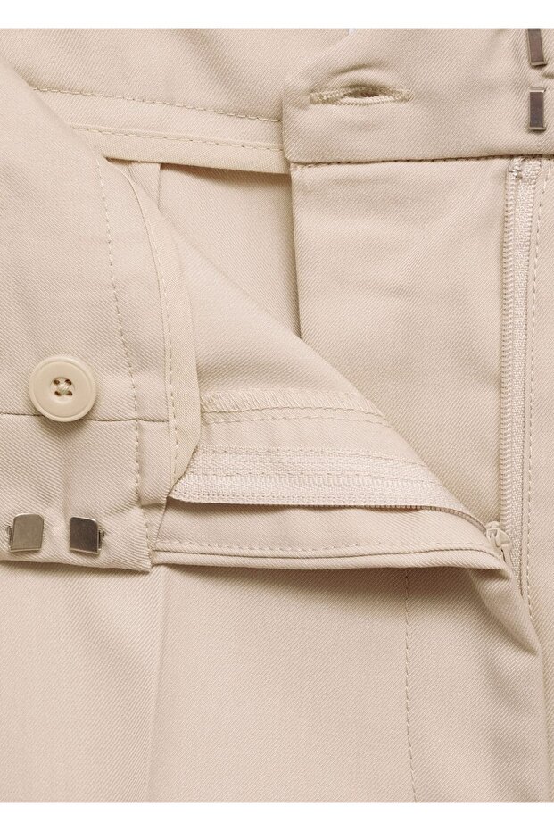 Gerade geschnittene Hose mit Falten - 8