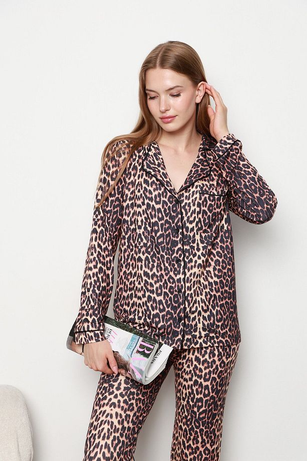 Leopar desenli düğmeli pijama takımı - 1