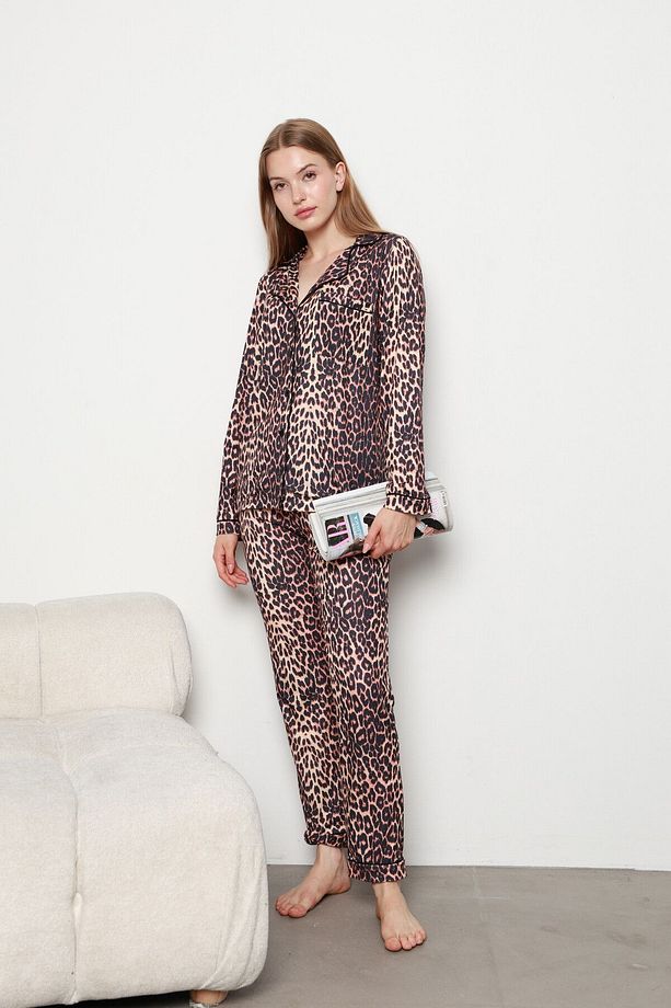 Leopar desenli düğmeli pijama takımı - 4
