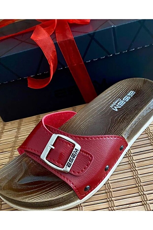 نعال طبية حمراء اللون