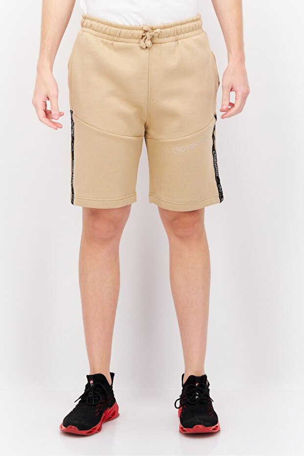 شورت رجالي أساسي برباط وشعار العلامة التجارية، بيج - 1