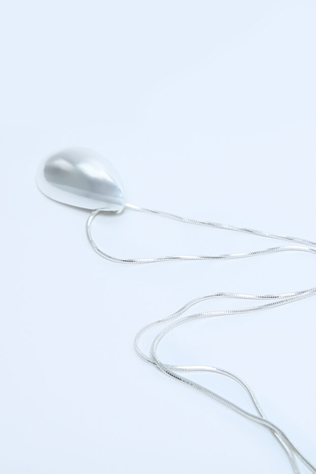 قلادة فضية اللون - 3