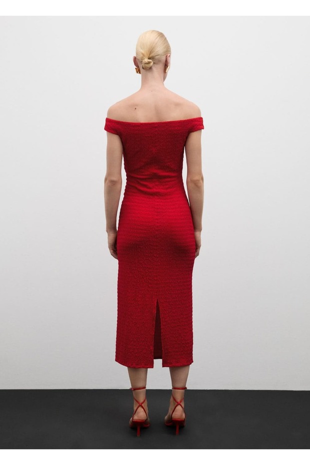 Uzun omuzu açık elbise - 4