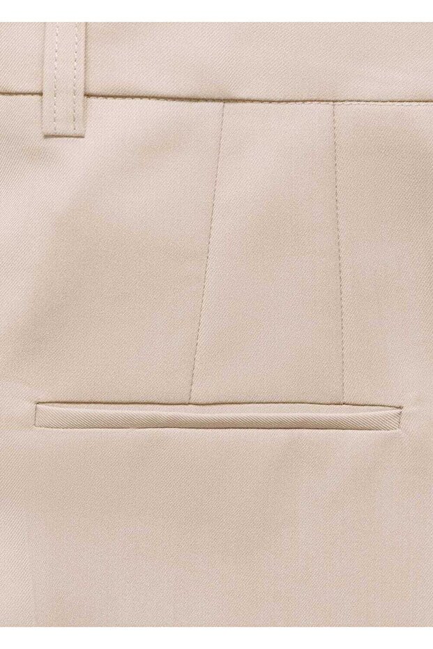 Gerade geschnittene Hose mit Falten - 7