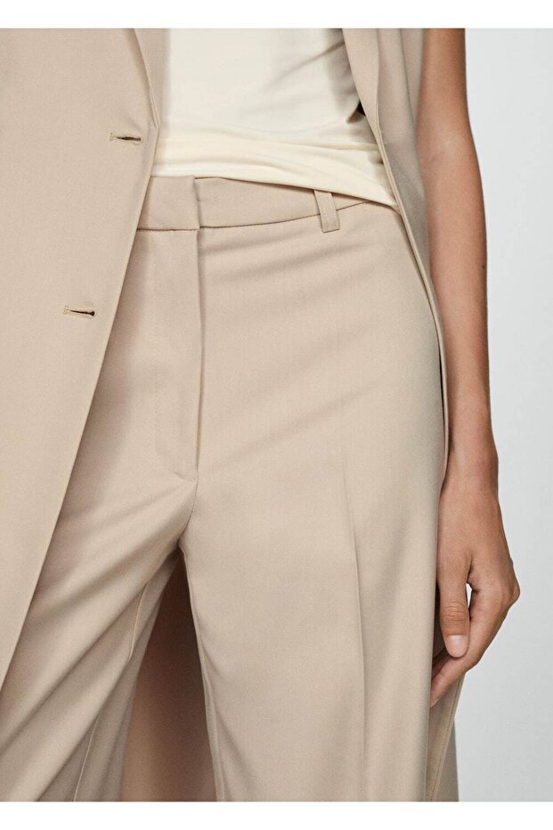 Gerade geschnittene Hose mit Falten - 6