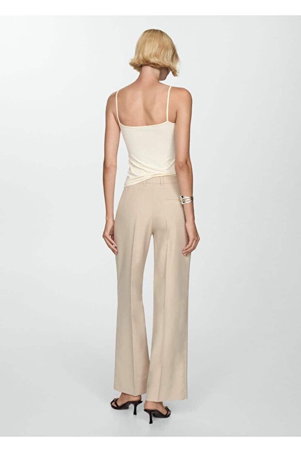 Gerade geschnittene Hose mit Falten - 4