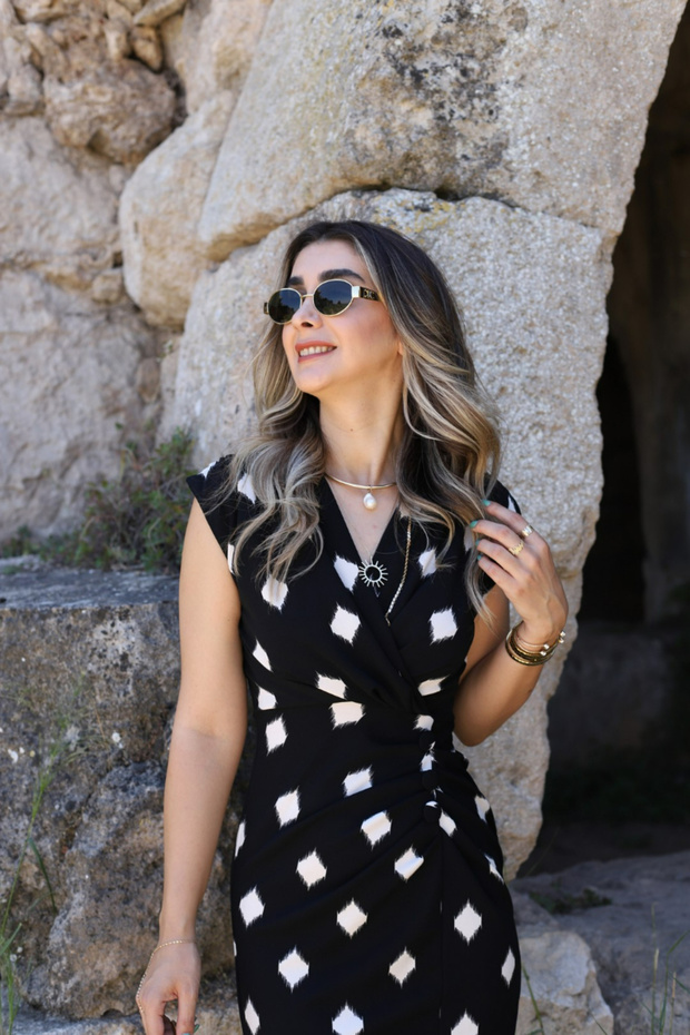 فستان أسود بنمط هندسي - بأزرار - 4