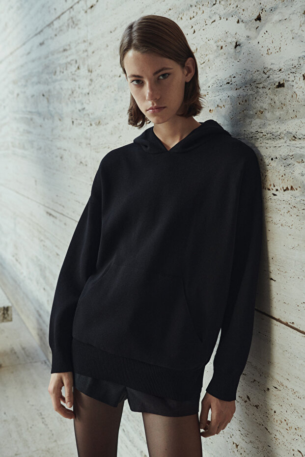 Hooded sweatshirt with front pocket - 7