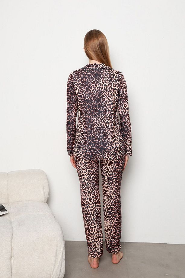 Leopar desenli düğmeli pijama takımı - 7