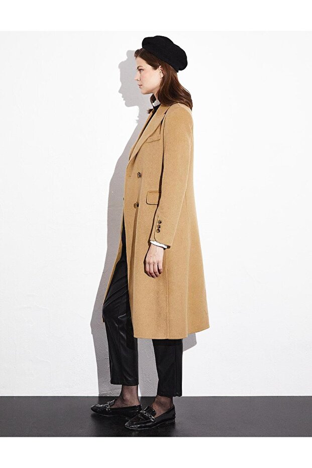 معطف من الصوف الفاخر بأزرار مزدوجة بلون الجمل - 3