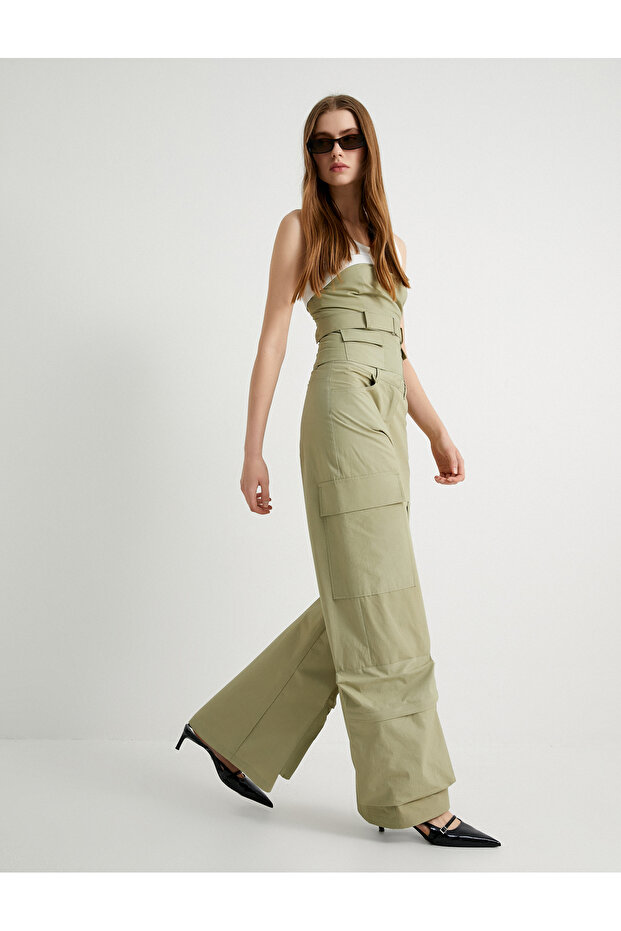 Oversize Cargo Pants with Wide Legs and Extra Pocket Detail