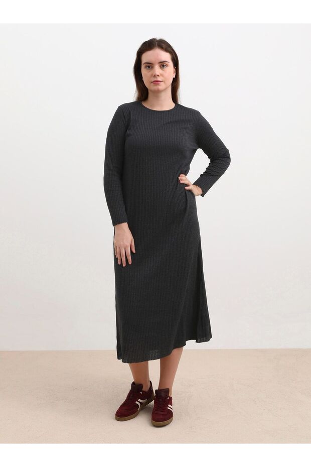 Antracitové košilkové šaty - velká velikost, výstřih do vrtule - Alia - 1