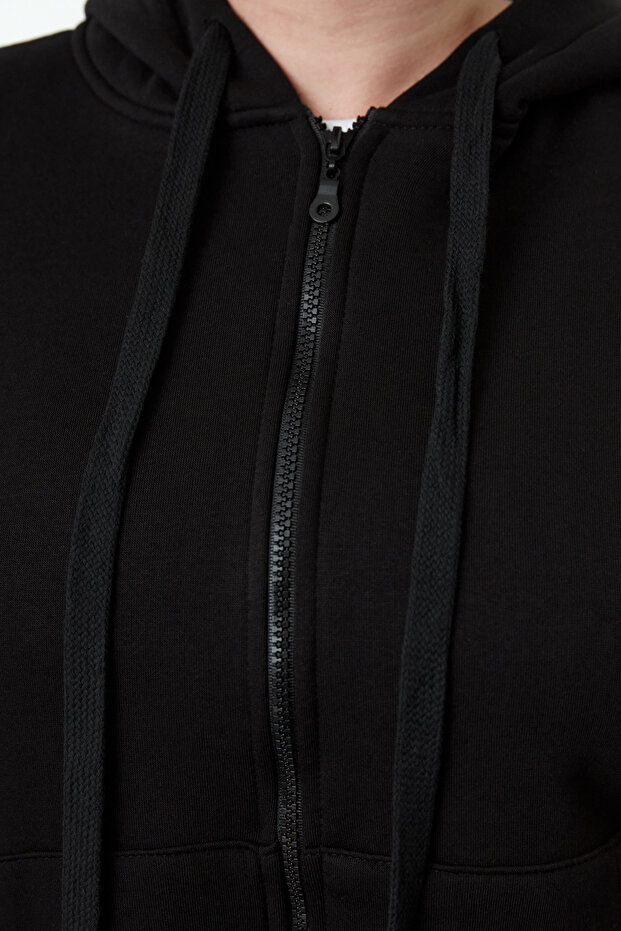 Siyah Kapüşonlu İçi Polarlı Önü Fermuarlı Büyük Beden Örme Sweatshirt TBBAW25AO00027 - 4