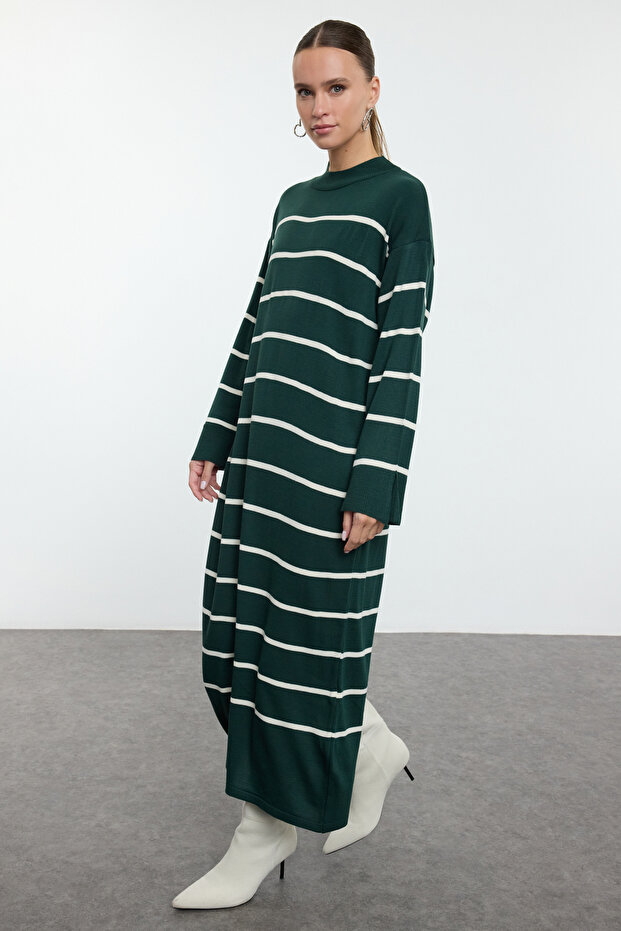 Ciemnozielona sukienka w paski z dzianiny z rozcięciem - Tctaw24eb00018 - 2