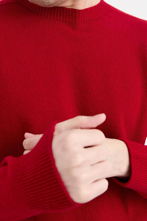 سترة صوفية أساسية برقبة دائرية للرجال باللون الأحمر - 5