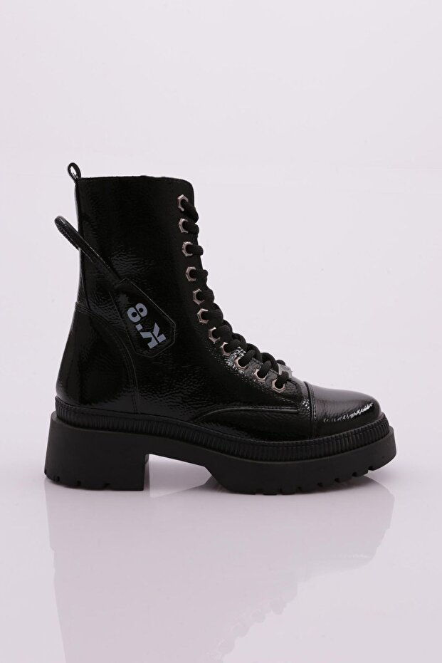 K9085 Women's Lace-Up Boots Black Wrinkled Patent Leather