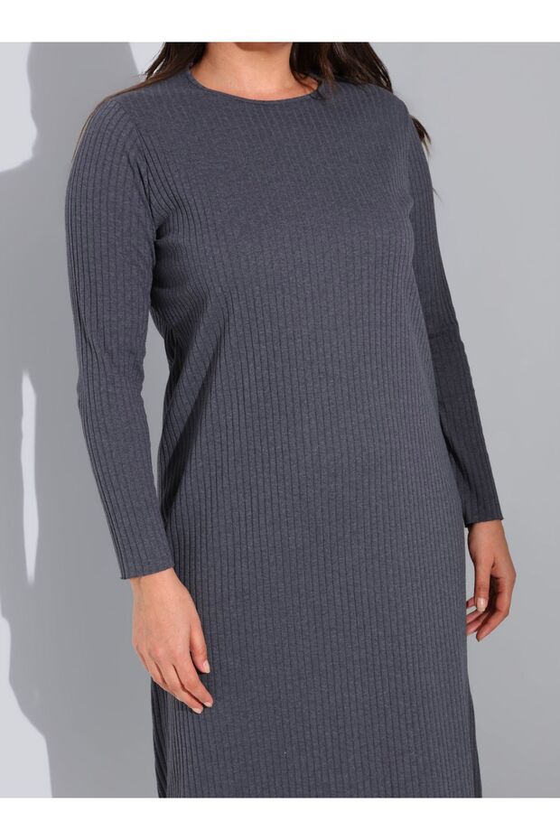 Antracitové košilkové šaty - velká velikost, výstřih do vrtule - Alia - 7
