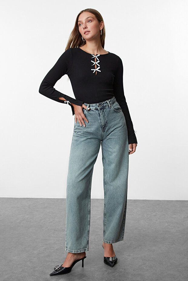 Siyah Fiyonk ve Cut Out Detaylı Bisiklet Yaka Slim/Vücuda Oturan Örme Bluz TWOAW25BZ00177 - 3