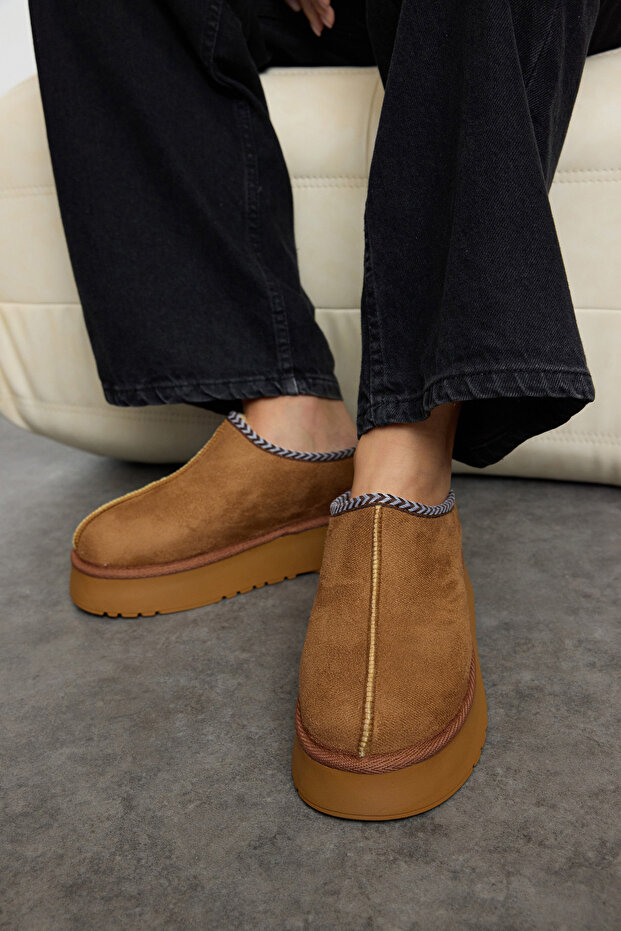 Brązowe haftowane, szczegółowe, futrzane, grube podeszwy, damskie botki do kostki TAKAW25BO00028 - 2